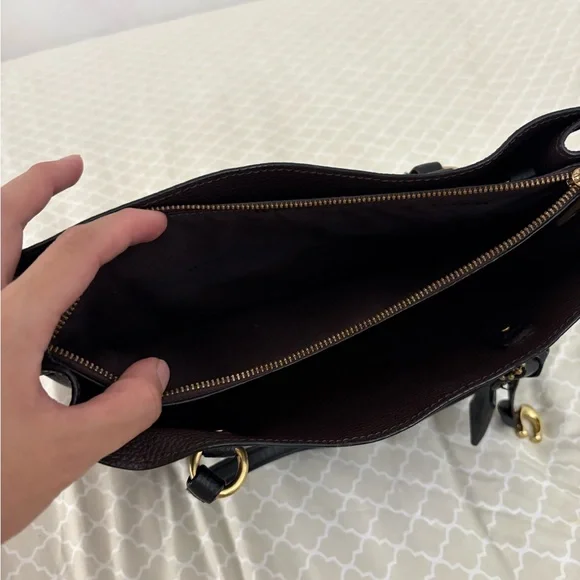 Elegant Black Coach Leather Bag - Picture 4 of 9